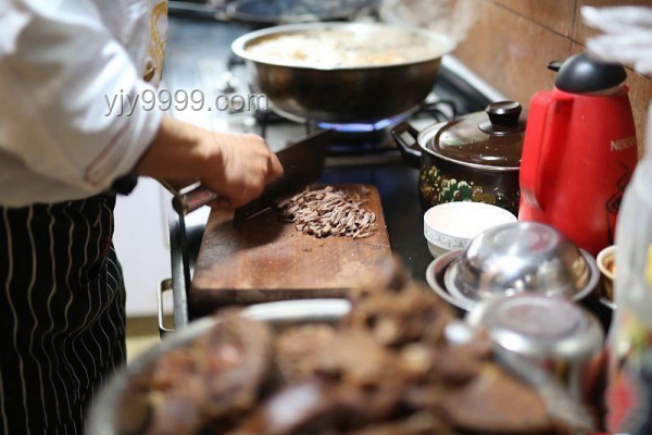 特厨探店解析：厨师职责与鲁菜根的实践